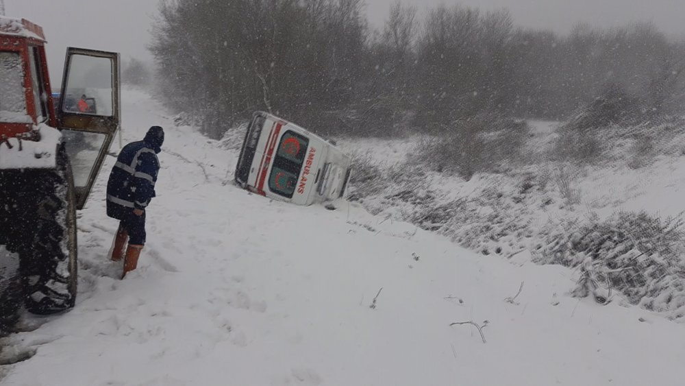 Çatalca’da ambulans devrildi
