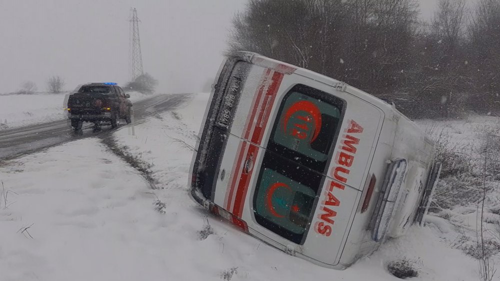 Çatalca’da ambulans devrildi