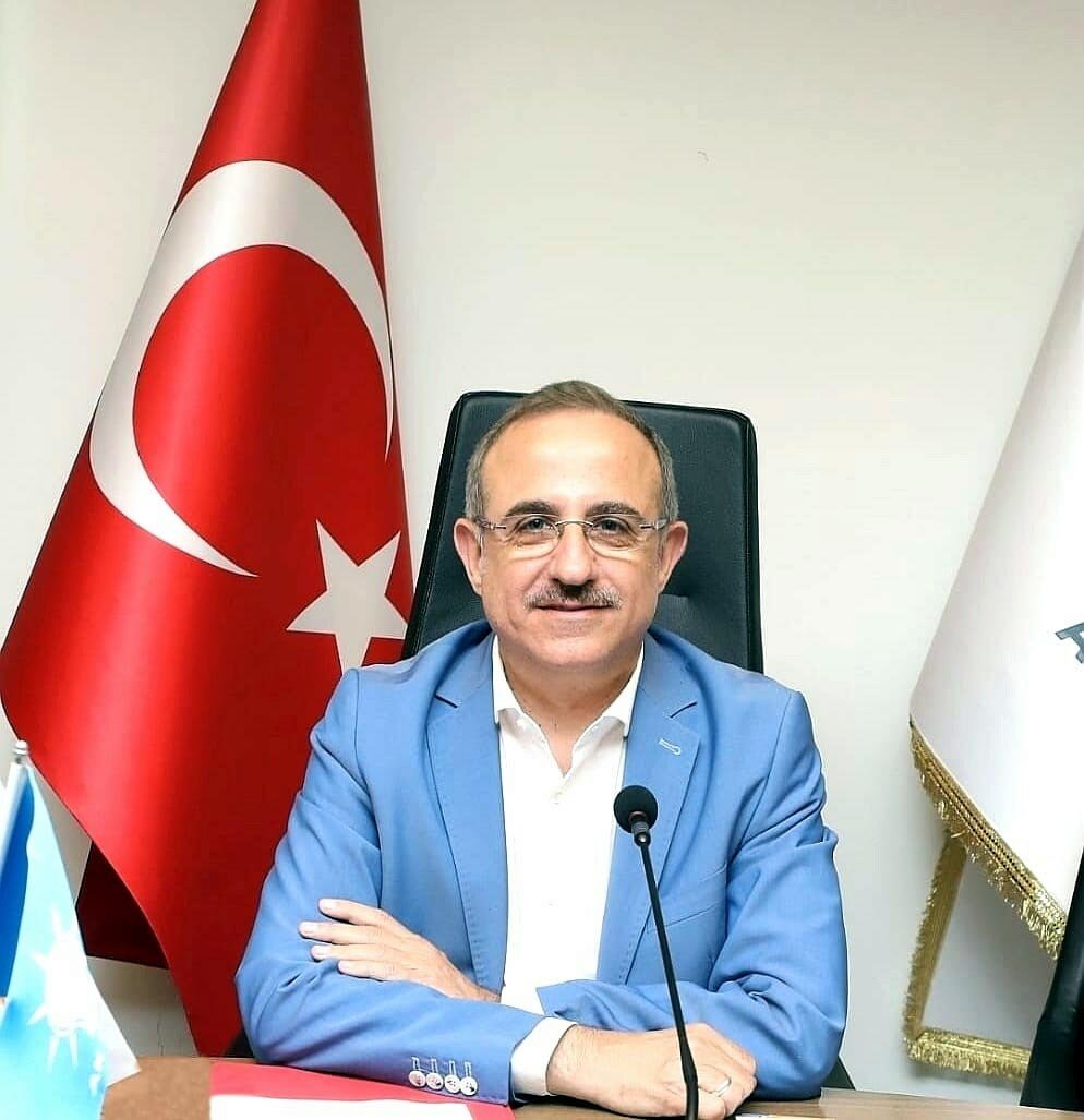 CHP'li Devrim Barış Çelik, sağlık çalışanı mısınız, 65 yaş üstü müsünüz? Yoksa siz de sırasını beklemeyen torpillilerden misiniz? AK Parti İzmir İl Teşkilatı'nın sosyal medya hesabından, yanıt