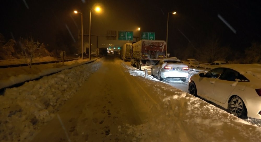 Düzce'de, TEM yolu İstanbul yönü ulaşıma kapandı 