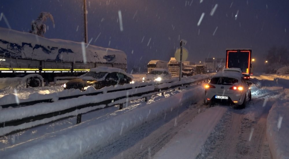 Düzce'de, TEM yolu İstanbul yönü ulaşıma kapandı 