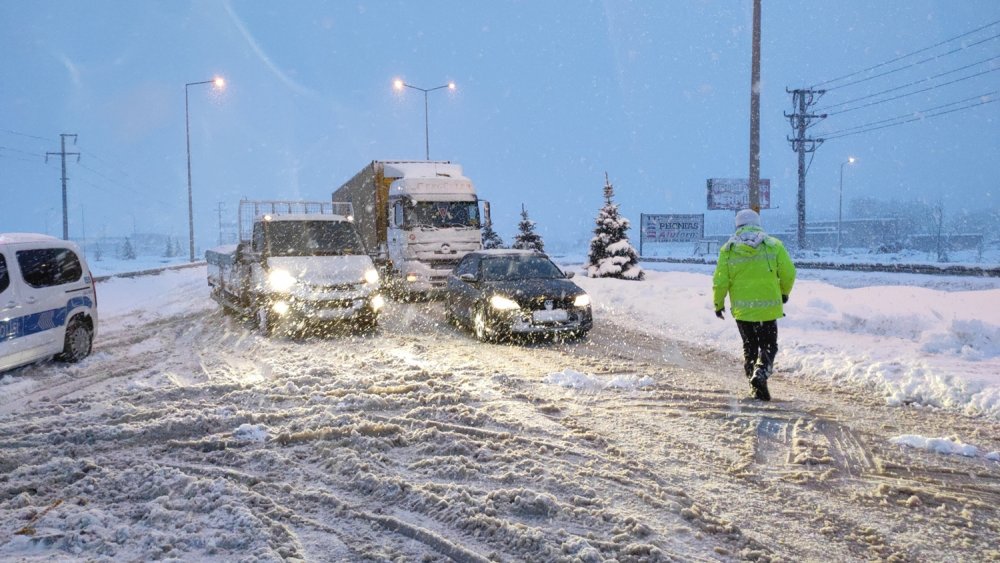 Düzce'de, TEM yolu İstanbul yönü ulaşıma kapandı 