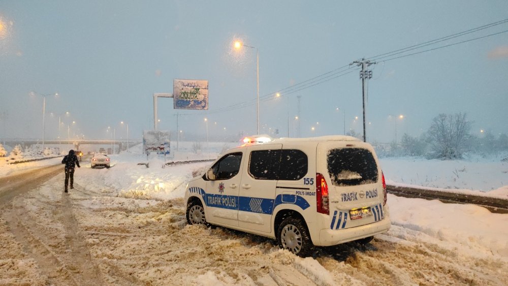 Düzce'de, TEM yolu İstanbul yönü ulaşıma kapandı 