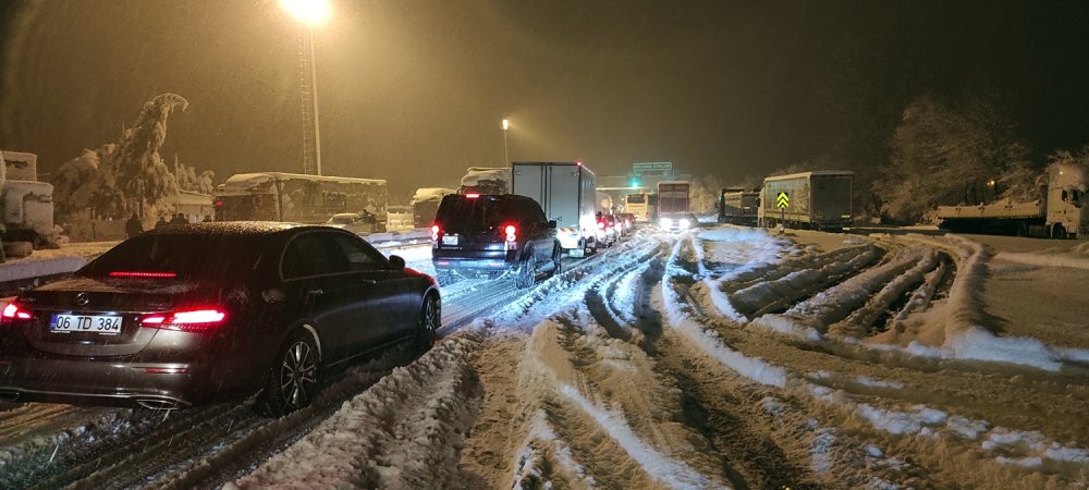 Düzce'de, TEM yolu İstanbul yönü ulaşıma kapandı 