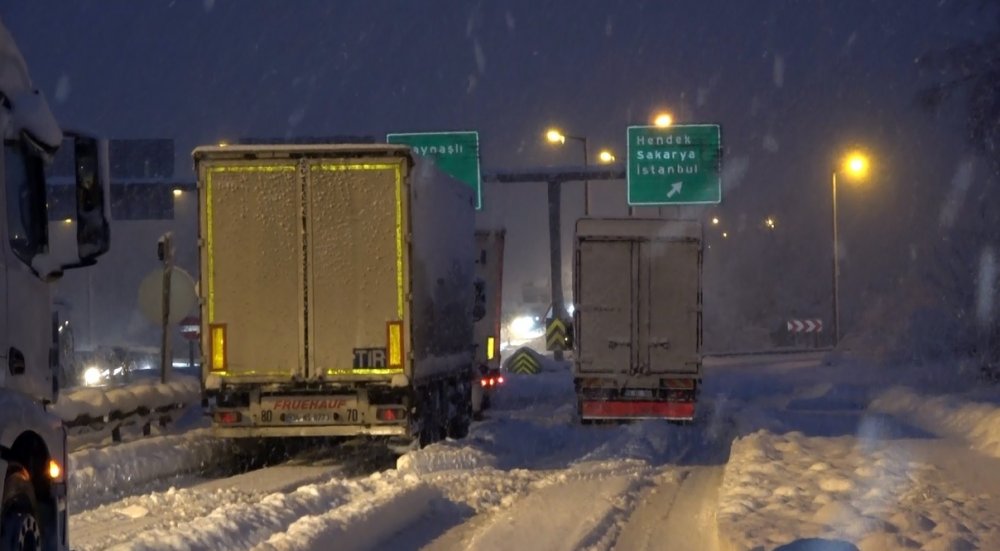 Düzce'de, TEM yolu İstanbul yönü ulaşıma kapandı 