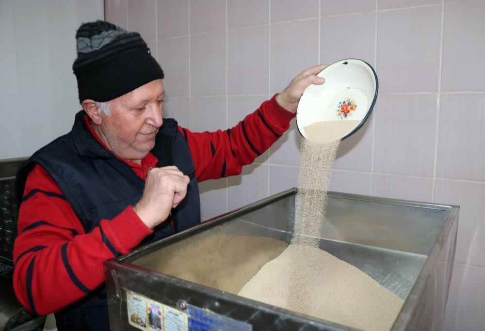 Haşhaşı hem üretiyor hem işleyip yurt içi ve dışına satıyor