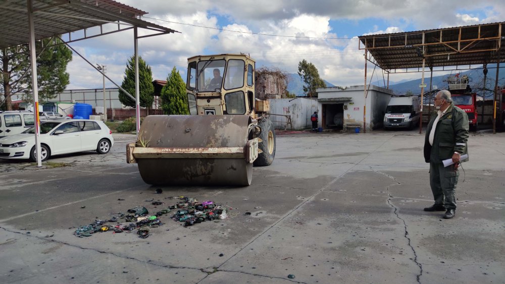 Kaçak avcılıkta kullanılan ses cihazları silindirle imha edildi