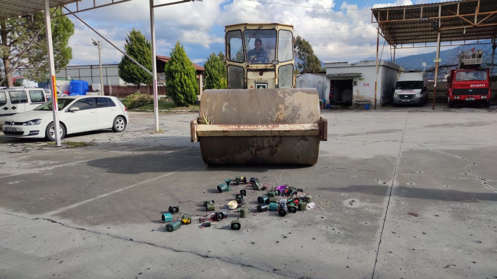 Kaçak avcılıkta kullanılan ses cihazları silindirle imha edildi