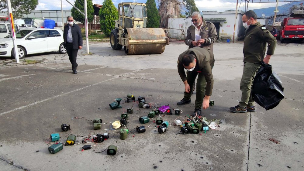 Kaçak avcılıkta kullanılan ses cihazları silindirle imha edildi