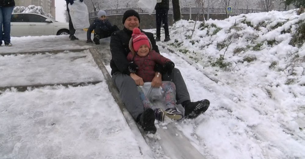 Kartal'da çocukların kar keyfi... Anne ve babaları da eşlik etti