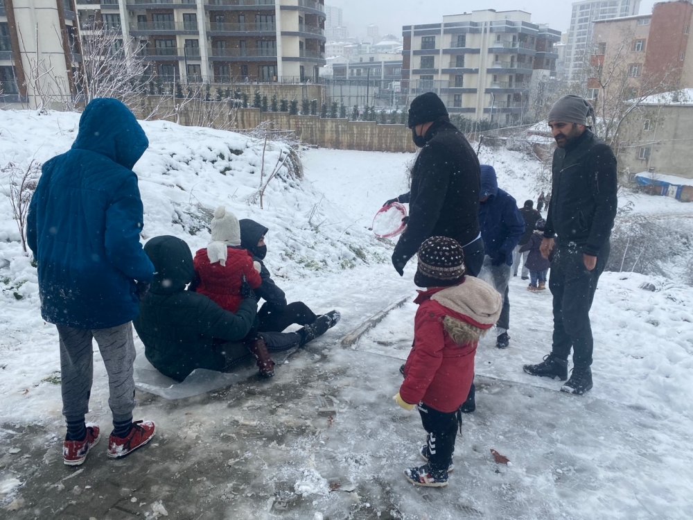 Kartal'da çocukların kar keyfi... Anne ve babaları da eşlik etti