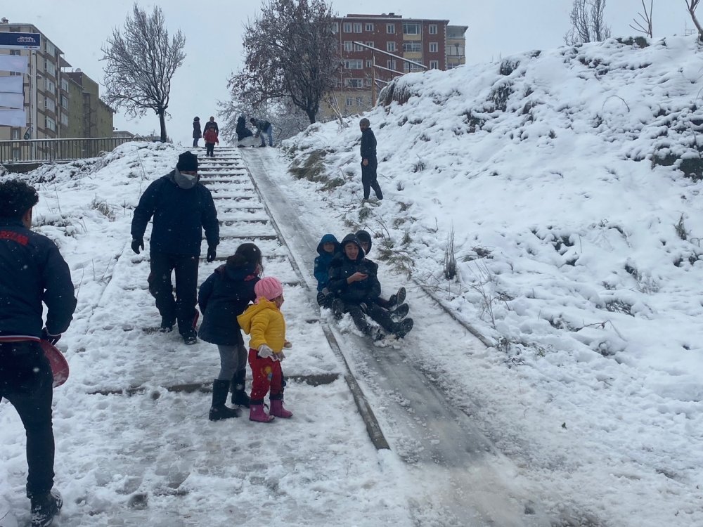 Kartal'da çocukların kar keyfi... Anne ve babaları da eşlik etti