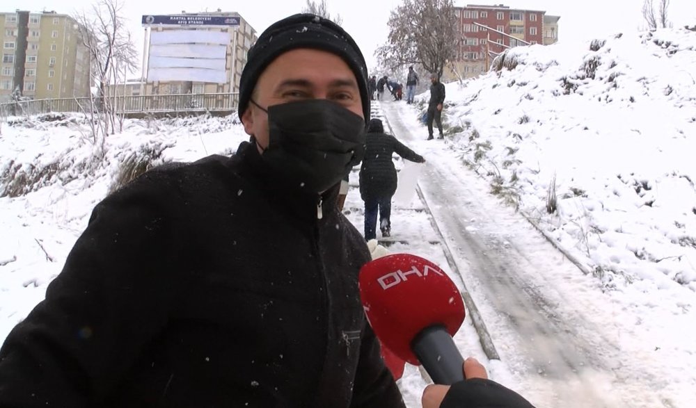 Kartal'da çocukların kar keyfi... Anne ve babaları da eşlik etti