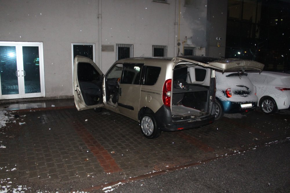 Kayseri'de, polisin 'dur' ihtarına uymayan araçtaki 4 kişiden 2'si yakalandı