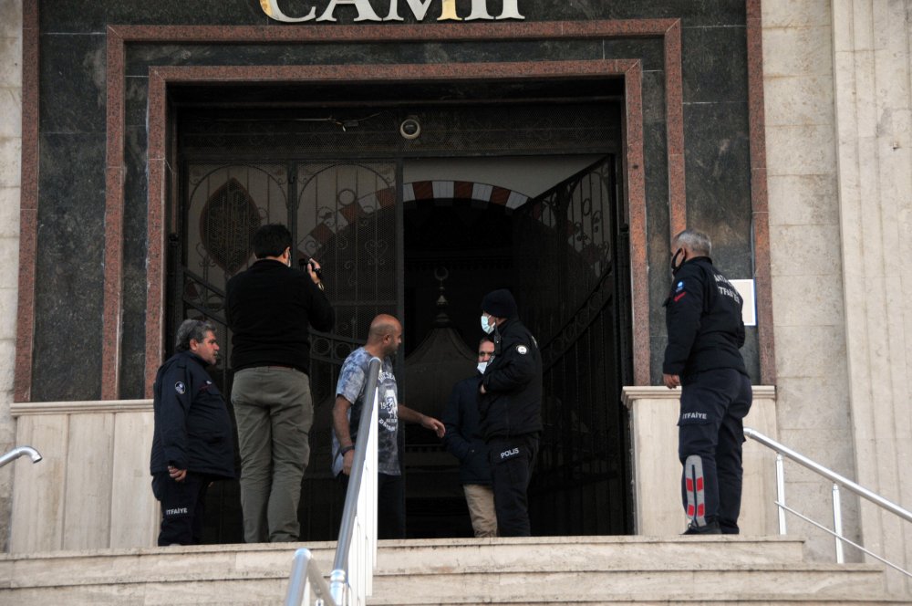 Namaz kılmak için girdiği camide mahsur kaldı