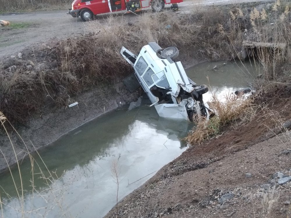 Otomobil su kanalına uçtu: 1 ölü, 1 yaralı