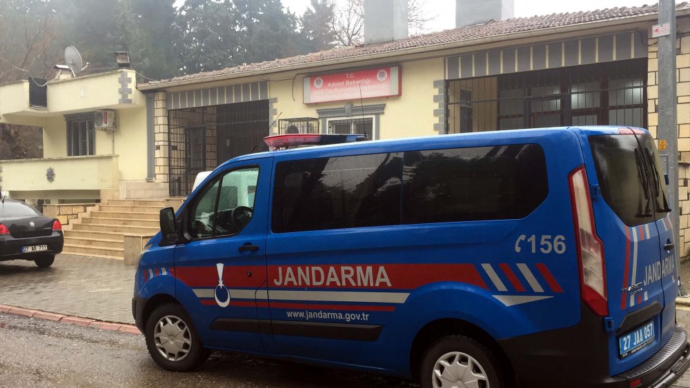 Seyir halindeki otomobilde sırtından vurulan fırıncı öldü