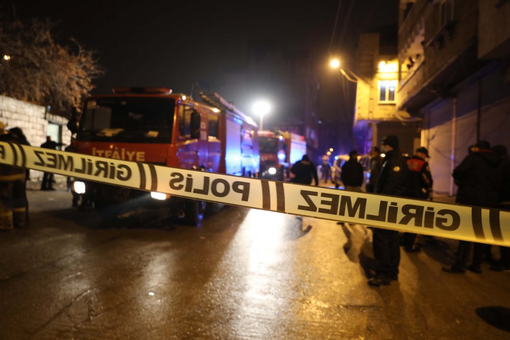 Suriyeli ailenin kaldığı metruk binada göçük: 4 yaralı