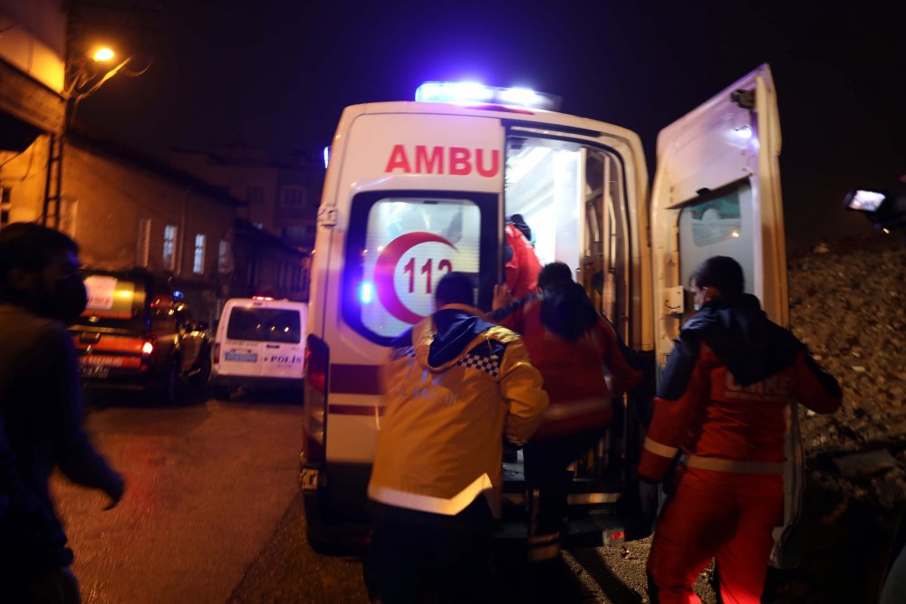 Suriyeli ailenin kaldığı metruk binada göçük: 4 yaralı