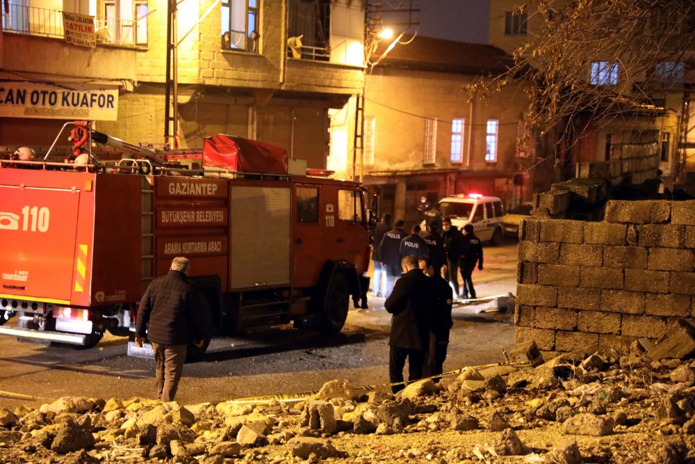 Suriyeli ailenin kaldığı metruk binada göçük: 4 yaralı