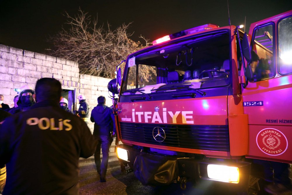 Suriyeli ailenin kaldığı metruk binada göçük: 4 yaralı