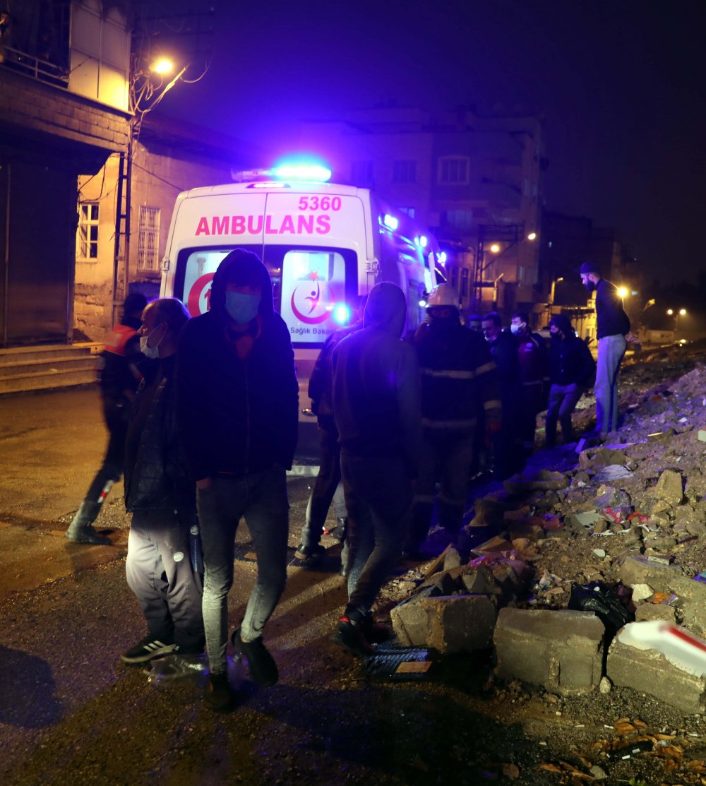 Suriyeli ailenin kaldığı metruk binada göçük: 4 yaralı