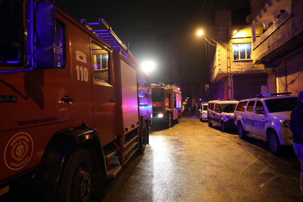 Suriyeli ailenin kaldığı metruk binada göçük: 4 yaralı