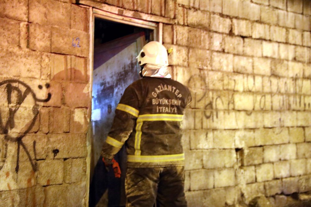 Suriyeli ailenin kaldığı metruk binada göçük: 4 yaralı