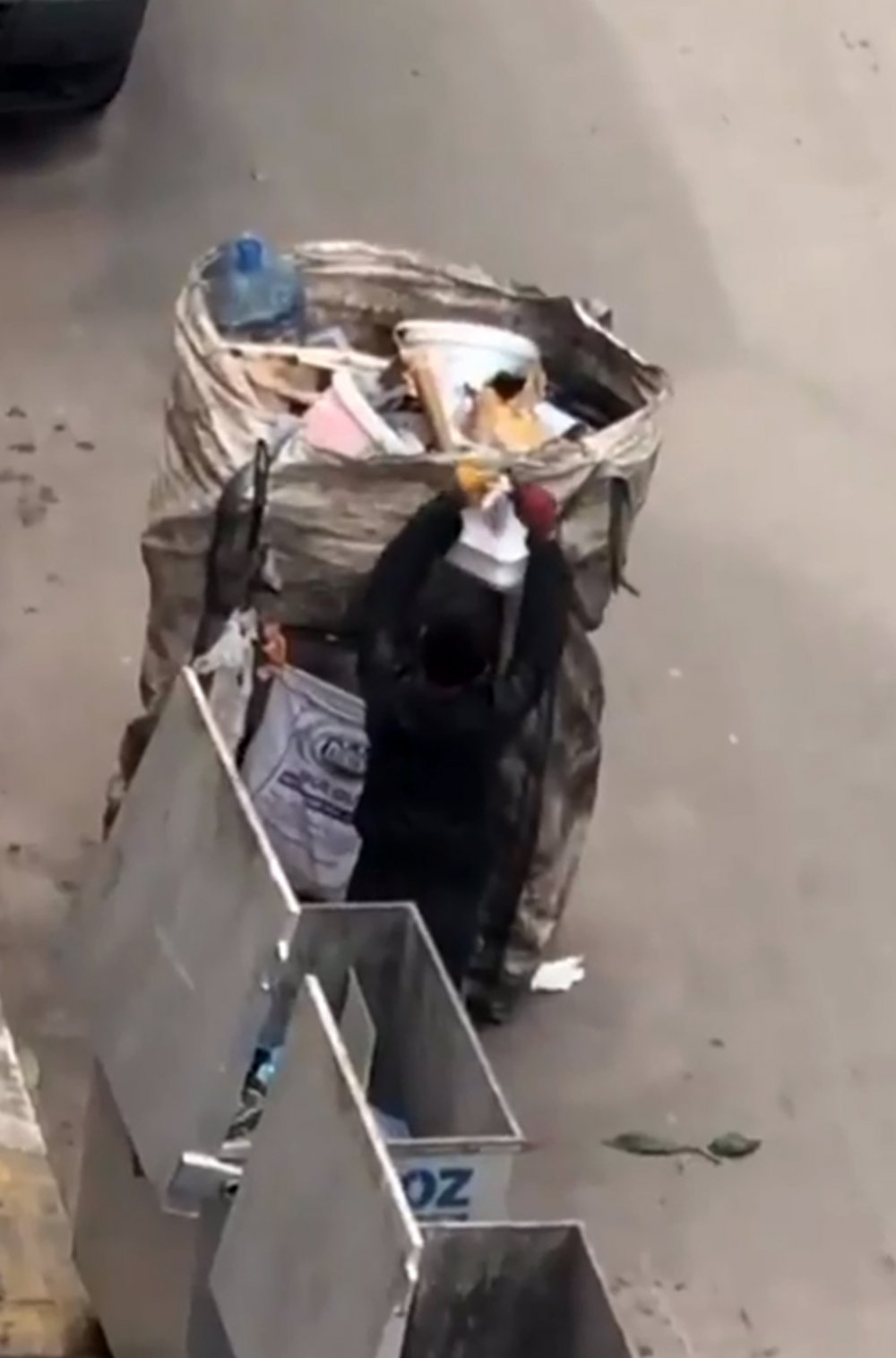 Trafik polisleri, kumanyalarını kağıt toplayıcısına verdi