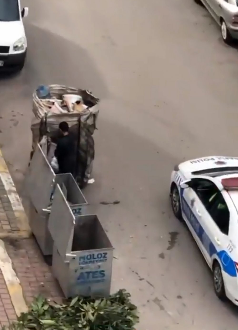 Trafik polisleri, kumanyalarını kağıt toplayıcısına verdi