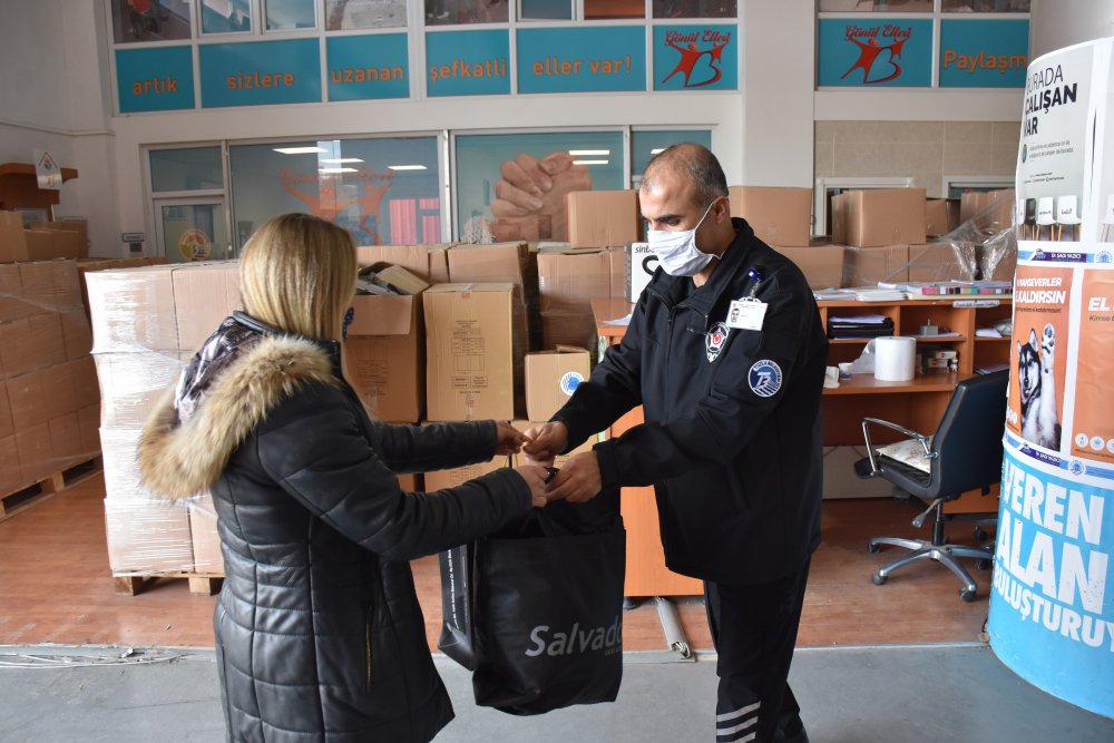 Tuzla’da ihtiyaç fazlası kıyafetler ihtiyaç sahibi aileler ile buluşuyor