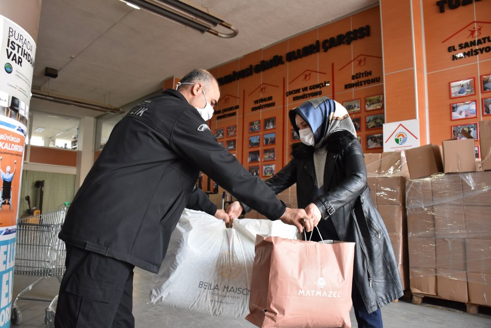 Tuzla’da ihtiyaç fazlası kıyafetler ihtiyaç sahibi aileler ile buluşuyor