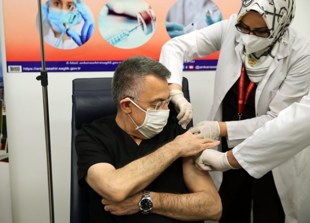 Vatandaş sırasını bekliyor: Cumhurbaşkanı Yardımcısı Oktay da aşı oldu