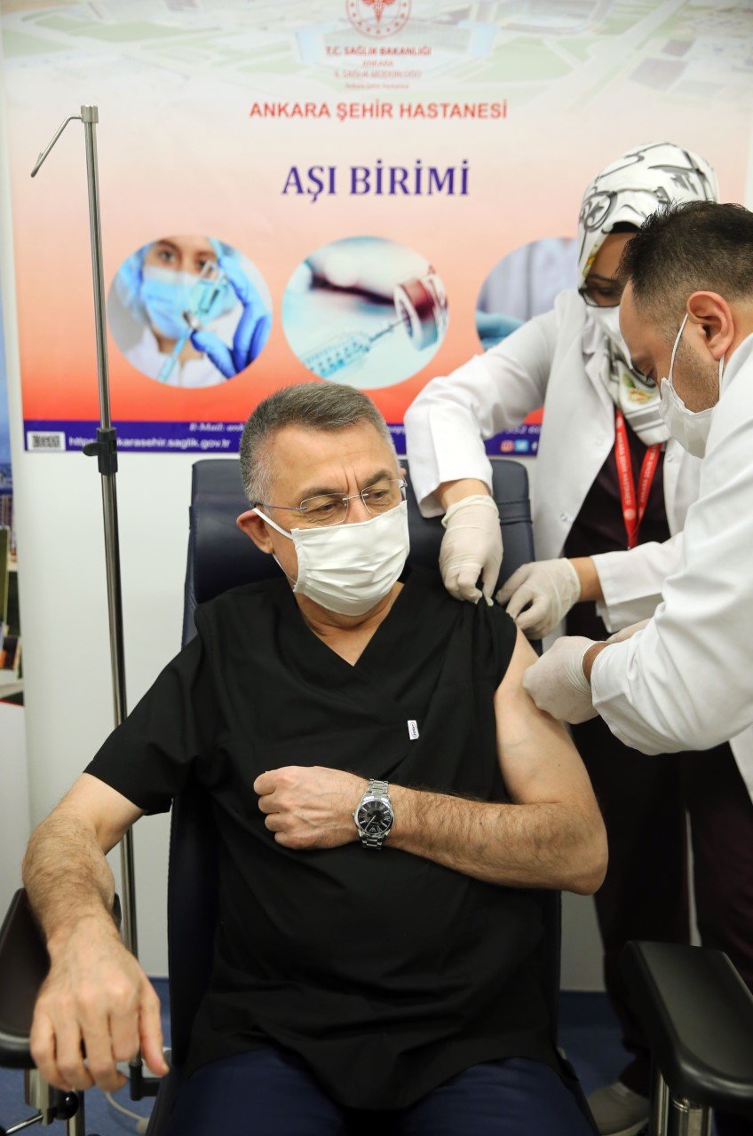 Vatandaş sırasını bekliyor: Cumhurbaşkanı Yardımcısı Oktay da aşı oldu