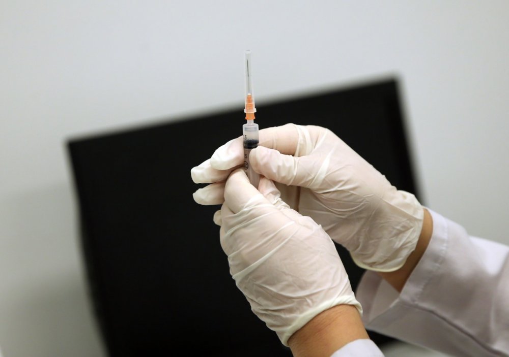 Vatandaş sırasını bekliyor: Cumhurbaşkanı Yardımcısı Oktay da aşı oldu