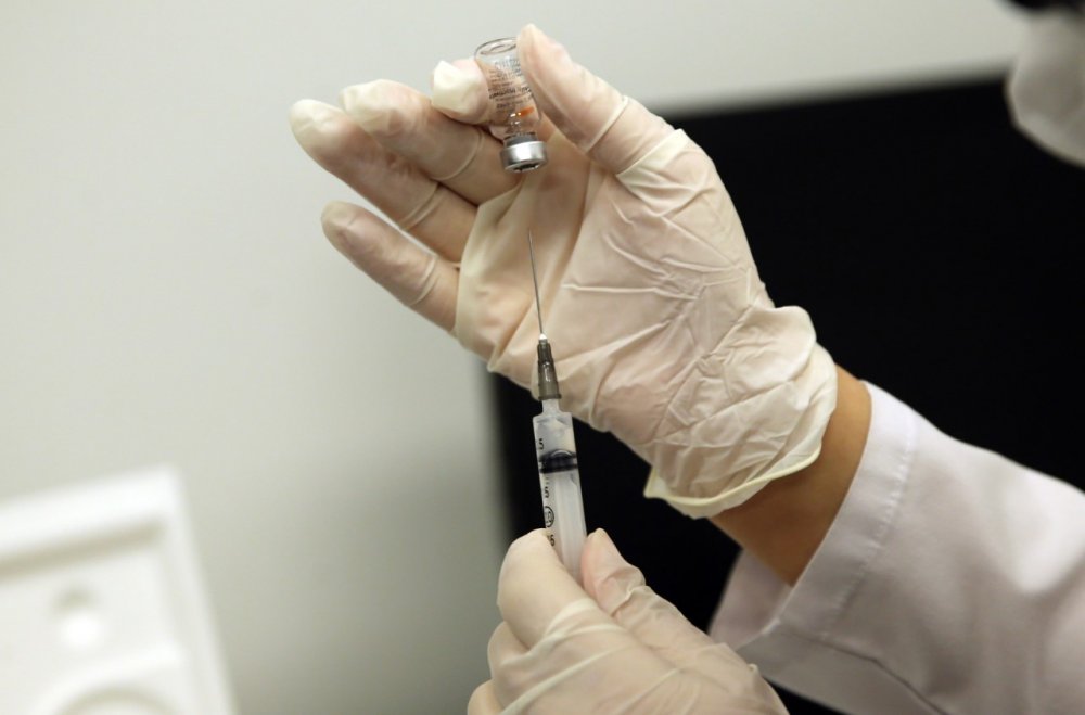 Vatandaş sırasını bekliyor: Cumhurbaşkanı Yardımcısı Oktay da aşı oldu