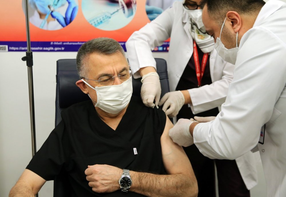 Vatandaş sırasını bekliyor: Cumhurbaşkanı Yardımcısı Oktay da aşı oldu