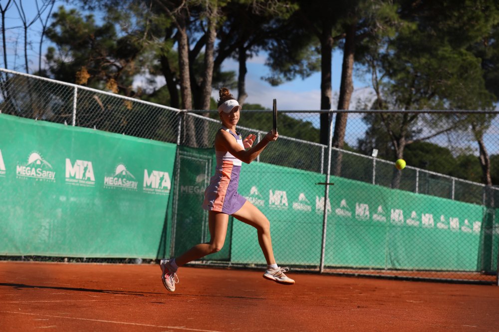 W15 Antalya Tenis Turnuvası'nın galibi Berfu Cengiz