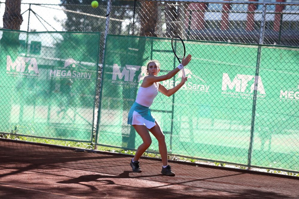 W15 Antalya Tenis Turnuvası'nın galibi Berfu Cengiz