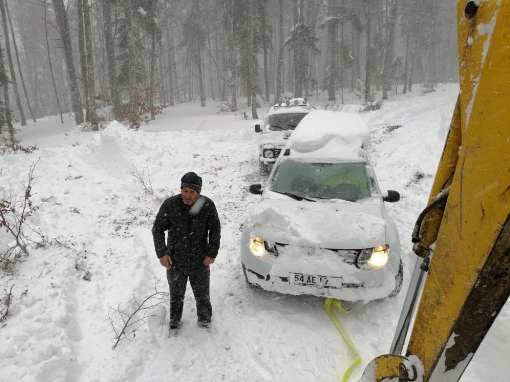 Yaylada mahsur kalan 8 kişi, iş makinelerinin yolu açmasıyla kurtarıldı