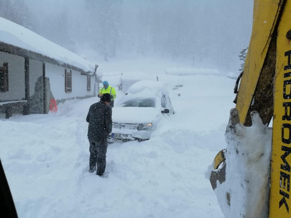 Yaylada mahsur kalan 8 kişi, iş makinelerinin yolu açmasıyla kurtarıldı