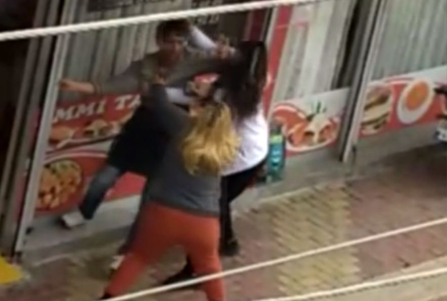 YOLDAN GEÇEN KIZLARDAN BİRİNİN TELEFON NUMARASINI İSTEYİCE: Talep karşısında şaşkına dönen iki kardeş, tekme tokat girişti!
