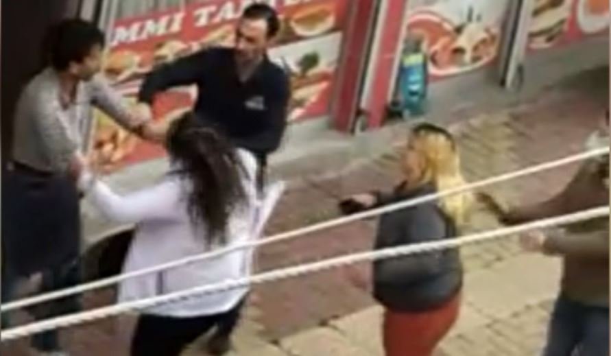 YOLDAN GEÇEN KIZLARDAN BİRİNİN TELEFON NUMARASINI İSTEYİCE: Talep karşısında şaşkına dönen iki kardeş, tekme tokat girişti!