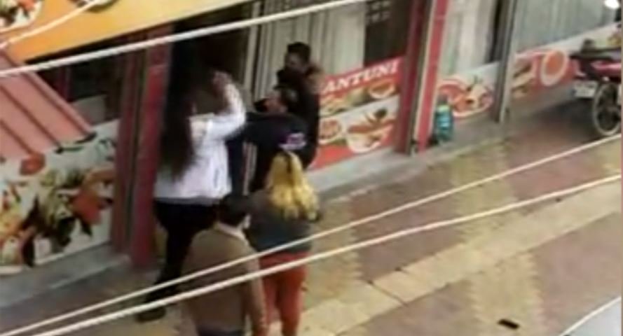 YOLDAN GEÇEN KIZLARDAN BİRİNİN TELEFON NUMARASINI İSTEYİCE: Talep karşısında şaşkına dönen iki kardeş, tekme tokat girişti!