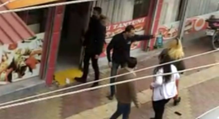 YOLDAN GEÇEN KIZLARDAN BİRİNİN TELEFON NUMARASINI İSTEYİCE: Talep karşısında şaşkına dönen iki kardeş, tekme tokat girişti!