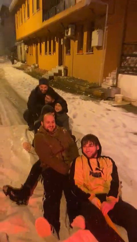 Aracın arkasına bağladıkları brandayla kaydılar 