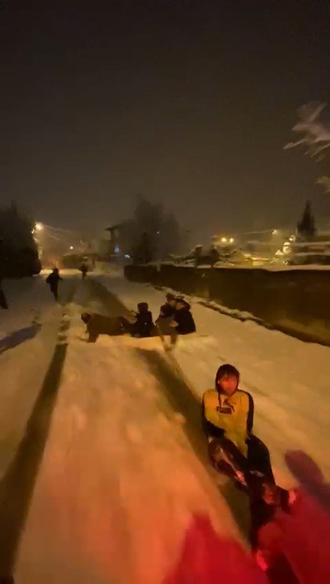 Aracın arkasına bağladıkları brandayla kaydılar 