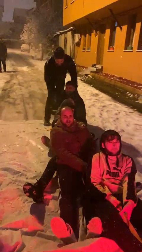 Aracın arkasına bağladıkları brandayla kaydılar 