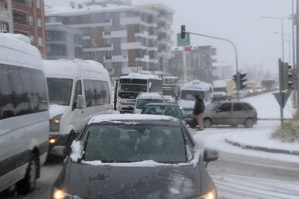 Denizli-Antalya Karayolu, kar nedeniyle ulaşıma kapandı
