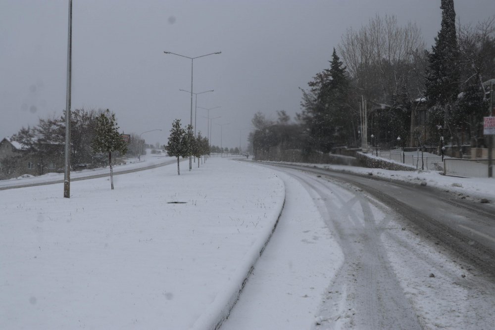Denizli-Antalya Karayolu, kar nedeniyle ulaşıma kapandı